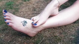 Candid Toes - Outside