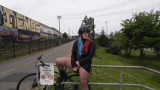Biking cougar into Fishnets Vibrator Fucks her Vagina on Outdoor Bike Trail