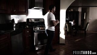 Jill Kassidy Has three Way with Stepmom Alexis Fawx & Her new