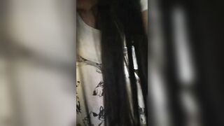 Prima di andare a dormire la 18enne si sgrilletta la