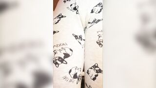 Prima di andare a dormire la 18enne si sgrilletta la