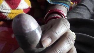 माँ भी बेटे का लंड पकड़ लेती है