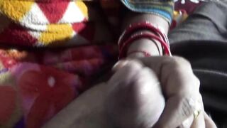 माँ भी बेटे का लंड पकड़ लेती है