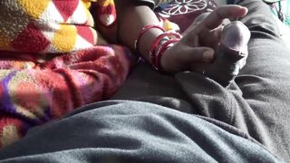 माँ भी बेटे का लंड पकड़ लेती है