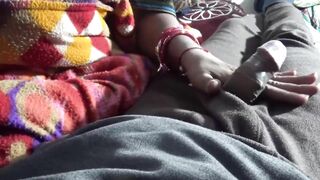 माँ भी बेटे का लंड पकड़ लेती है