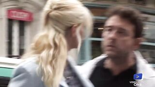 Alex, blonde nymphomane, ramène un jeune homme à grosse bite