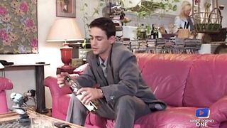 Alex, blonde nymphomane, ramène un jeune homme à grosse bite