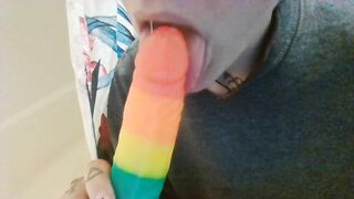 Lesbo offer Oral Sex on Rainbow Penis