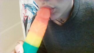 Lesbo offer Oral Sex on Rainbow Penis