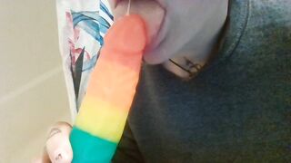 Lesbo offer Oral Sex on Rainbow Penis