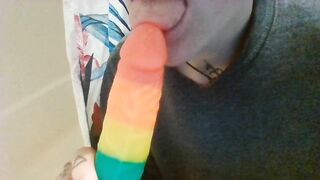 Lesbo offer Oral Sex on Rainbow Penis