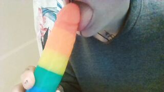 Lesbo offer Oral Sex on Rainbow Penis