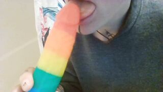 Lesbo offer Oral Sex on Rainbow Penis
