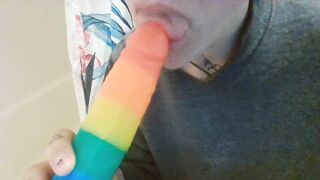 Lesbo offer Oral Sex on Rainbow Penis