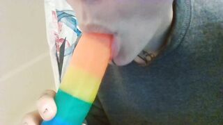 Lesbo offer Oral Sex on Rainbow Penis