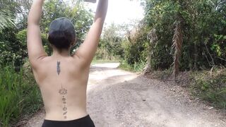 Moje Přítelkyně Jde Po Ulici a Ukazuje Její Kozy