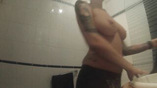 Vidéo Sous La Douche (low Quality Désolé)