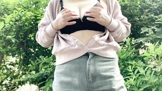 「木陰でオナニー楽しいな」持ち歩きバイブをパンツずらしで挿入してイクｗ　むっちりエロい巨乳日本人の野外素人個人撮影