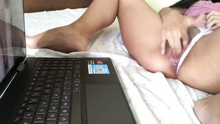 Watching Porn and Fingers my Cunt until Squirt