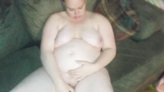 DESPERATE HOUSEWIFE FUCKS HERSELF WITH HAIR STROKVE