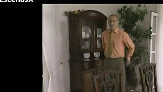 Encuentra a su mujer poniendole los cuernos y se une