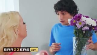 Moms inside Control Aaliyah Hadid, Alura TNT Jenson, Ricky Spanish Moms into