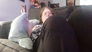 Watching Porn on my Phone and Masturbaiting through my Leggings