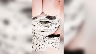 STARTING THE DAY WITH a PLAY: cougar WITH GIANT BREASTS FINGER FUCKED HERSELF