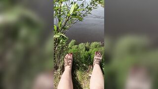 нежные ножки, красные ногти ждут облизывания и сосания