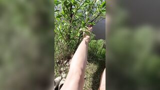 нежные ножки, красные ногти ждут облизывания и сосания