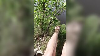 нежные ножки, красные ногти ждут облизывания и сосания