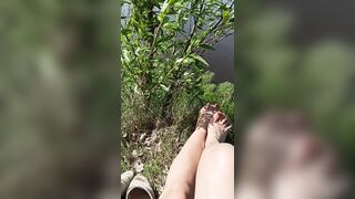 нежные ножки, красные ногти ждут облизывания и сосания