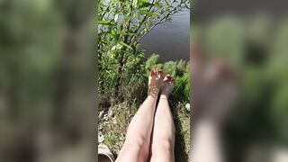 нежные ножки, красные ногти ждут облизывания и сосания