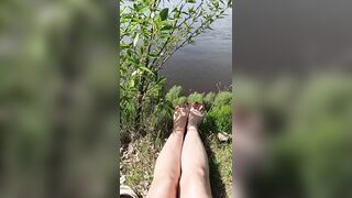 нежные ножки, красные ногти ждут облизывания и сосания