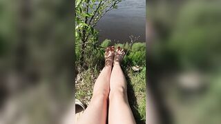 нежные ножки, красные ногти ждут облизывания и сосания