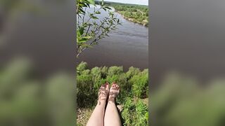 нежные ножки, красные ногти ждут облизывания и сосания