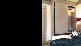 Latexitaly cuts his rubber cock (the sheat)