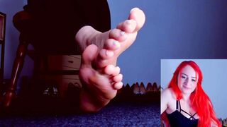Feet Diva Slaps her Nude Booty Infront of Webcam and Teases with