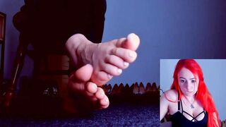 Feet Diva Slaps her Nude Booty Infront of Webcam and Teases with