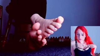 Feet Diva Slaps her Nude Booty Infront of Webcam and Teases with