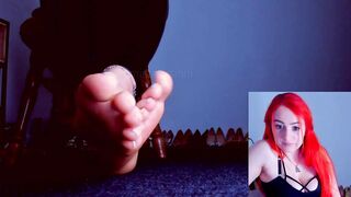 Feet Diva Slaps her Nude Booty Infront of Webcam and Teases with
