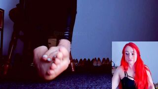 Feet Diva Slaps her Nude Booty Infront of Webcam and Teases with