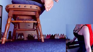 Feet Diva Slaps her Nude Booty Infront of Webcam and Teases with