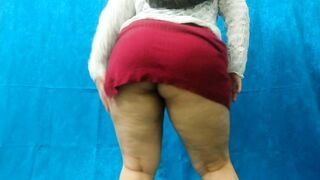 Huge Butt mom Secretary Showing her Booty inside a Virtual Met