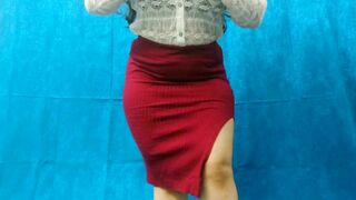 Huge Butt mom Secretary Showing her Booty inside a Virtual Met