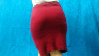 Huge Butt mom Secretary Showing her Booty inside a Virtual Met