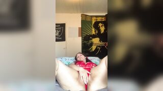 Cutie Hispanic mom Plays with her Cunt