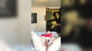 Cutie Hispanic mom Plays with her Cunt