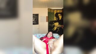 Cutie Hispanic mom Plays with her Cunt