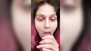 Cutie Hispanic mom Plays with her Cunt